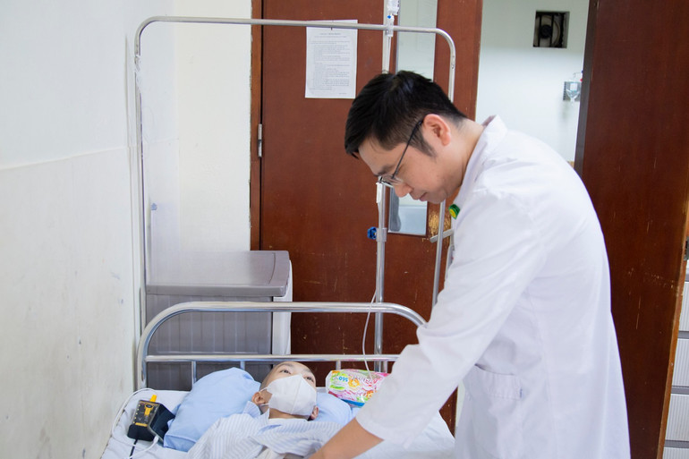 Bác sĩ chuyên khoa I Trần Thanh Tùng, Khoa Bệnh máu trẻ em khám cho bệnh nhi.