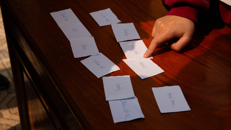 Cùng nhau “vắt óc suy nghĩ” với phần chơi “Ghép câu danh ngôn”.