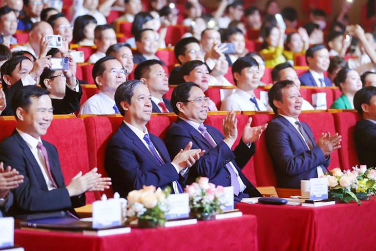 Thủ tướng Phạm Minh Chính cùng các đại biểu dự Lễ khai mạc Ngày hội Khởi nghiệp quốc gia lần thứ V chụp ảnh lưu niệm với học sinh, sinh viên.