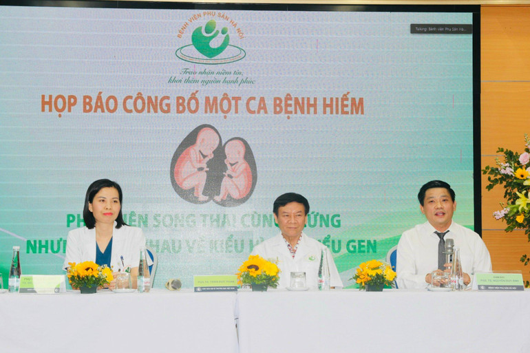 Các bác sĩ cung cấp thông tin cho báo chí.