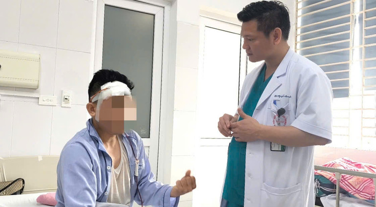 Bác sĩ chuyên khoa 2 Nguyễn Quang Thành, chuyên gia Ngoại Thần kinh sọ não (Bệnh viện Bệnh Nhiệt đới Trung ương) thăm khám bệnh nhân sau ca mổ.