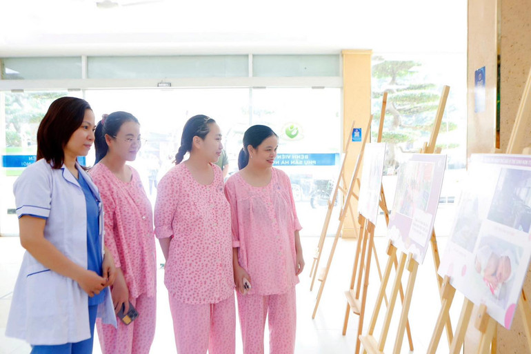 Triển lãm thu hút sự quan tâm của nhiều sản phụ đang nằm điều trị tại bệnh viện. Triển lãm thu hút sự quan tâm của nhiều sản phụ đang nằm điều trị tại bệnh viện.
