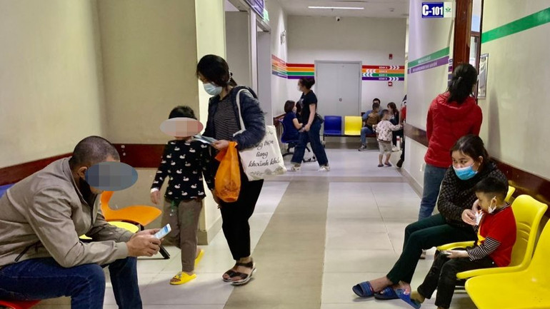 Bệnh nhi chờ khám bệnh.