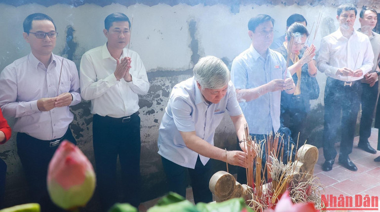 Đồng chí Đỗ Văn Chiến dâng hương trước mộ Vua Mai. (Ảnh: THÀNH DUY)