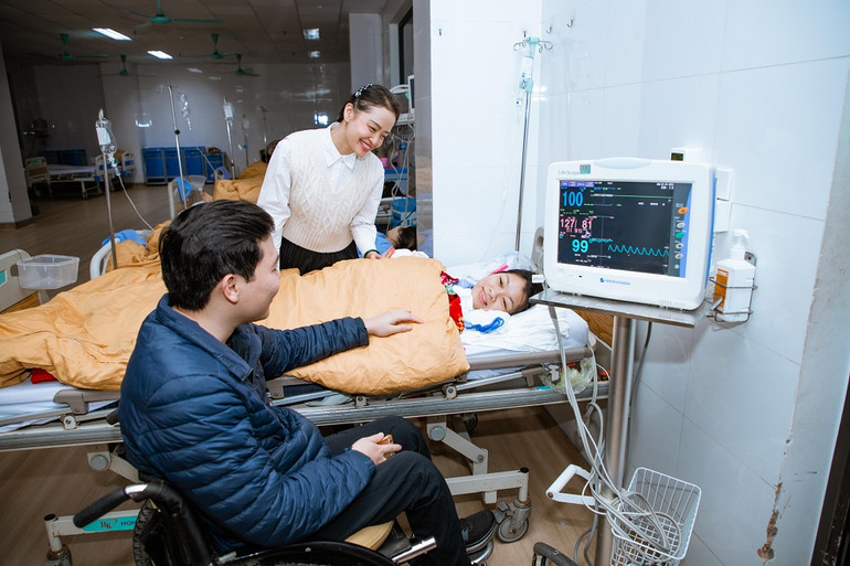 Gia đình anh chị Hóa-Tuyết vỡ òa hạnh phúc khi đón con đầu lòng.