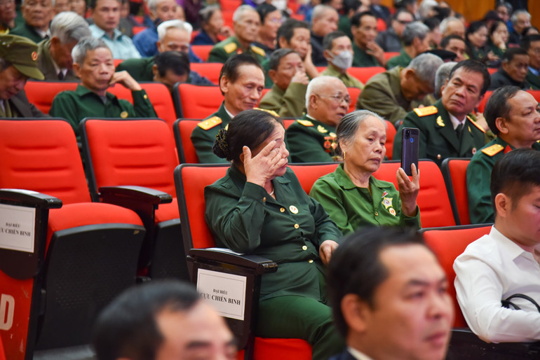 Các cựu chiến binh xúc động nghẹn ngào khi được tri ân sáng 6/3.