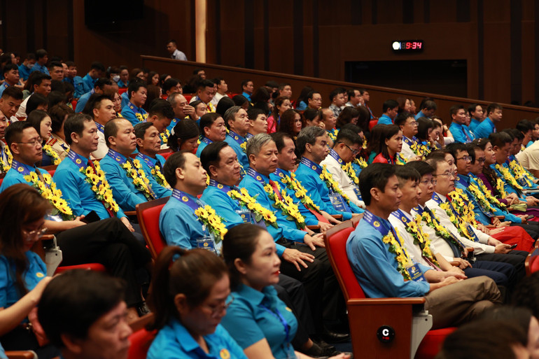 Các điển hình tiên tiến tham dự chương trình.