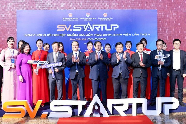 Thủ tướng Phạm Minh Chính và các đại biểu chính thức dự khai mạc các gian hàng tại Ngày hội khởi nghiệp quốc gia của học sinh, sinh viên lần thứ V.