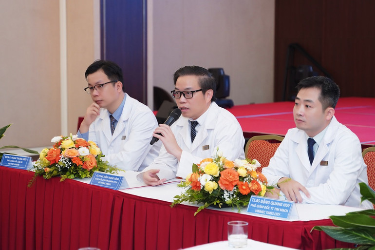 Các bác sĩ chia sẻ về quá trình phẫu thuật cho bệnh nhân.