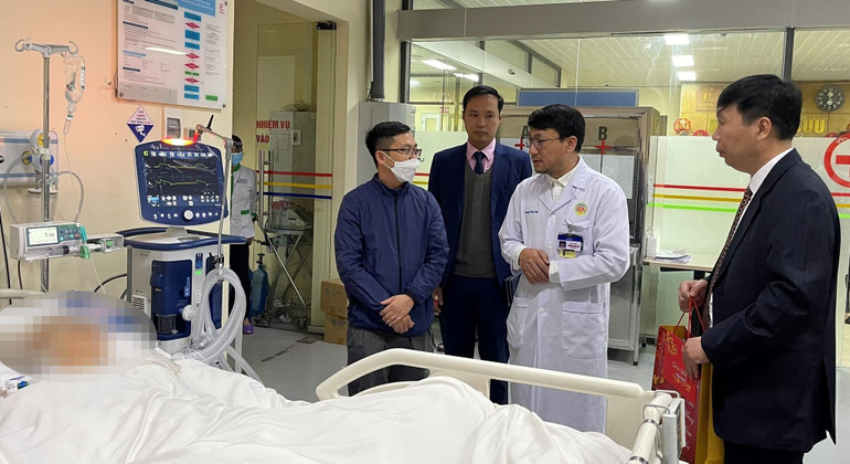 Tiến sĩ, bác sĩ Nguyễn Công Hựu, Giám đốc Bệnh viện E đã đến từng giường bệnh để cùng chia sẻ nỗi đau bệnh tật với người bệnh.