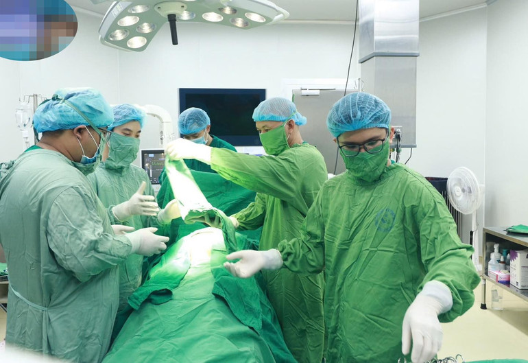 Ca phẫu thuật mổ lấy thai cho sản phụ. Ca phẫu thuật mổ lấy thai cho sản phụ.