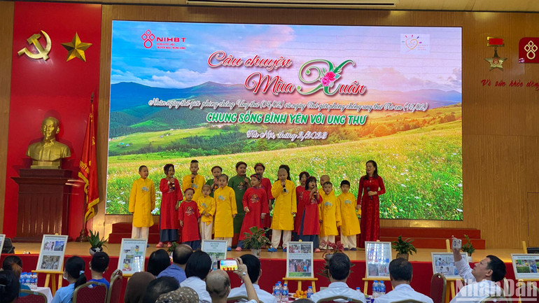 Các bệnh nhi ung thư trình diễn tiết mục văn nghệ tại chương trình.