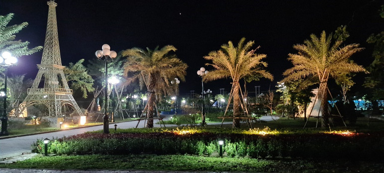 Công viên 5 châu với biểu tượng tháp Effel tại TNR Stars Diễn Châu.