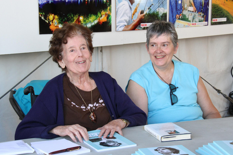 Bà Raymonde Dien thăm Gian trưng bày của Báo Nhân Dân và ký tặng sách về cuộc đời đấu tranh vì hòa bình tại Hội báo Nhân đạo (L'Humanité) ngày 13/9/2014.