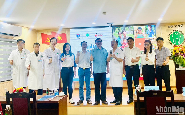 Các đại biểu cùng phát động Tháng hành động vì bệnh nhân khe hở môi-vòm miệng. Các đại biểu cùng phát động Tháng hành động vì bệnh nhân khe hở môi-vòm miệng.