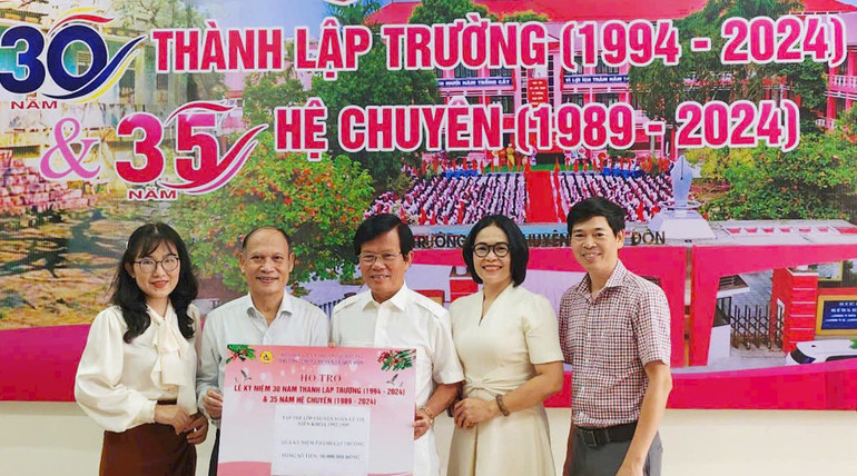 Chị Nguyễn Thị Xuân Nhàn (thứ 2 phải qua) trở lại tri ân ngôi trường trung học phổ thông của mình.