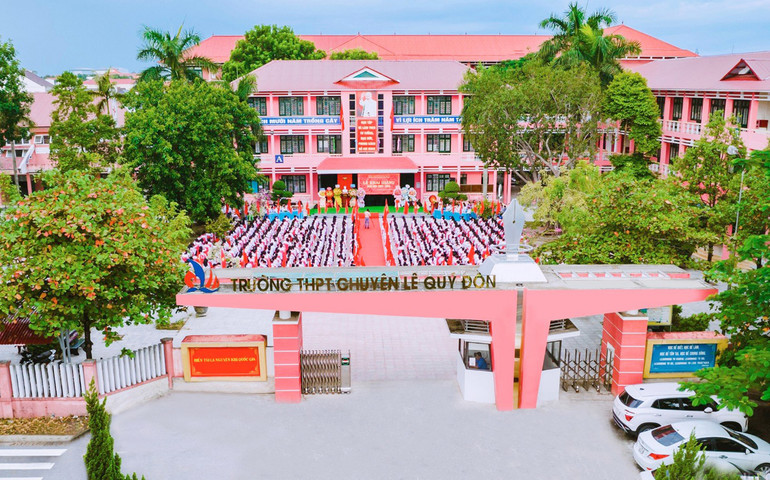 Trường trung học phổ thông chuyên Lê Quý Đôn.