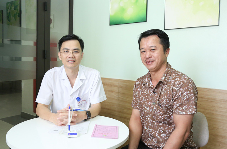 Thạc sĩ, bác sĩ Nguyễn Quốc Nhật, Phó Trưởng khoa Điều trị hóa chất, Viện Huyết học-Truyền máu Trung ương chúc mừng bệnh nhân Phạm Văn Thuấn.