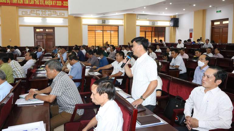 Đại diện các doanh nghiệp, nhà đầu tư nêu những khó khăn, vướng mắc đến Ủy ban nhân dân tỉnh Kon Tum.