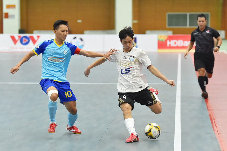 Các cầu thủ Sanvinet Khánh Hoà tuân thủ đấu pháp phòng thủ phản công của ban huấn luyện, sẵn sàng để các cầu thủ trẻ Hà Nội cầm bóng và tạo ra nhiều cơ hội nguy hơn trong suốt trận đấu.