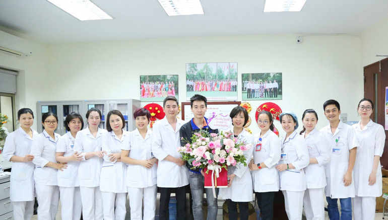 Anh Lương Mạnh Tuấn, bố của bé Lương Trọng Đạt gửi lẵng hoa cảm ơn tới Viện Huyết học-Truyền máu Trung ương trong ngày 27/2 vừa qua.