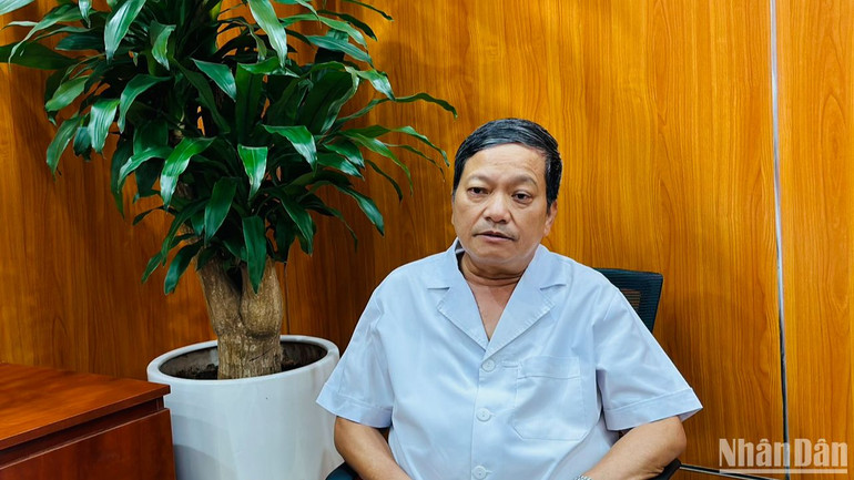 Tiến sĩ, bác sĩ Đinh Văn Lượng, Giám đốc Bệnh viện Phổi Trung ương chia sẻ về ca phẫu thuật. (Ảnh: T.H)