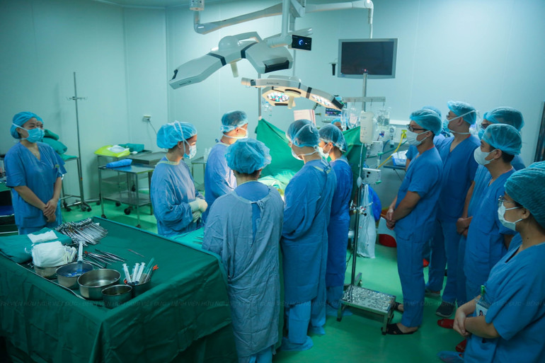 Các bác sĩ tiến hành lấy tạng. (Ảnh: BVCC)