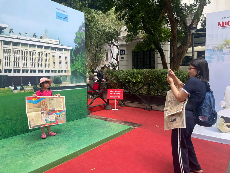 Chị Hải Hà đã dẫn hai con Khánh Linh và Nguyên Hưng (Mai Động, Hà Nội) đến triển lãm.