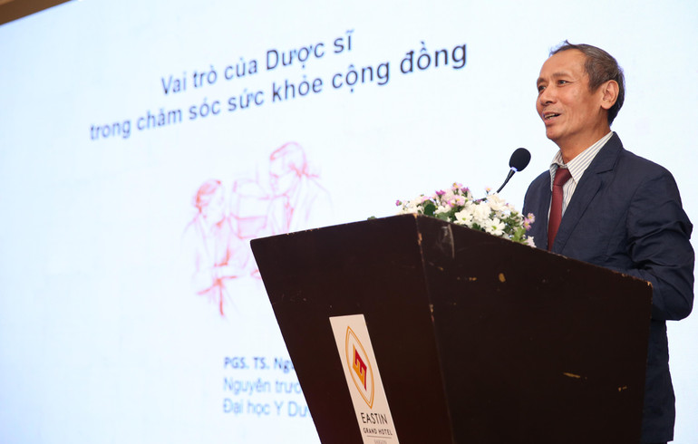PGS, TS Nguyễn Tuấn Dũng trình bày về vai trò của dược sĩ trong chăm sóc sức khoẻ cộng đồng.