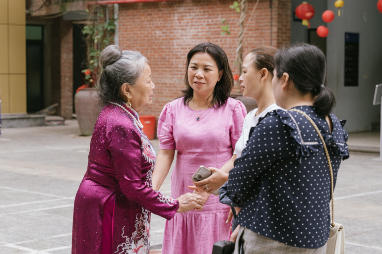 Cô Văn Quỳnh Giao (giữa) trao đổi với lãnh đạo Nhà trường và các thầy cô trước giờ tuyển sinh.