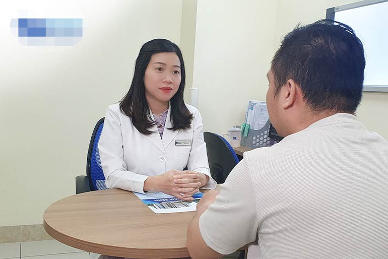 Bác sĩ chuyên khoa I Nguyễn Thị Kim Dung khám cho người bệnh.