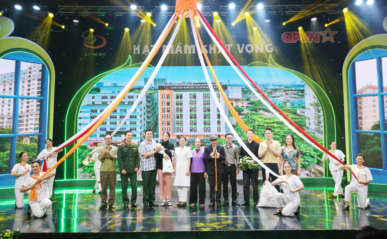 Vở chèo “Giọt nước mắt hạnh phúc” do Đạo diễn - NSND Tự Long cùng các nghệ sĩ Nhà hát chèo Quân đội thể hiện.