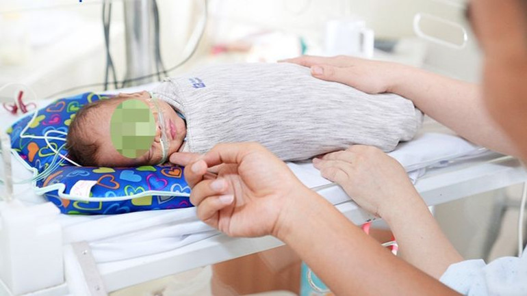 Bé trai xuất viện sau hơn 40 tuần được chăm sóc đặc biệt, nặng 2,8kg.