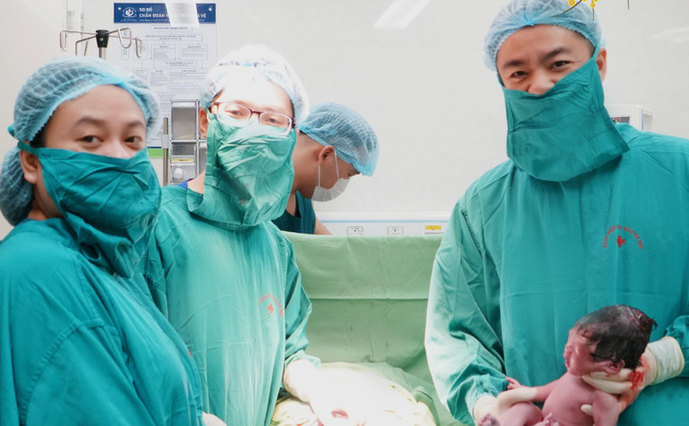 Các bác sĩ Bệnh viện Phụ sản Hà Nội chào đón những công dân "nhí" đầu tiên chào đời tại bệnh viện.