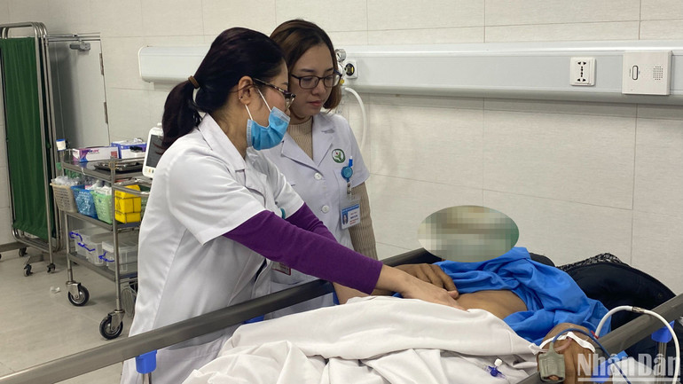 Bác sĩ chuyên khoa 2 Phạm Thị Thanh Huyền khám cấp cứu cho người bệnh.