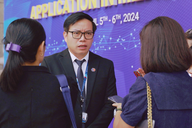 Giáo sư Trần Trung Dũng chia sẻ bên lề hội nghị. Giáo sư Trần Trung Dũng chia sẻ bên lề hội nghị.