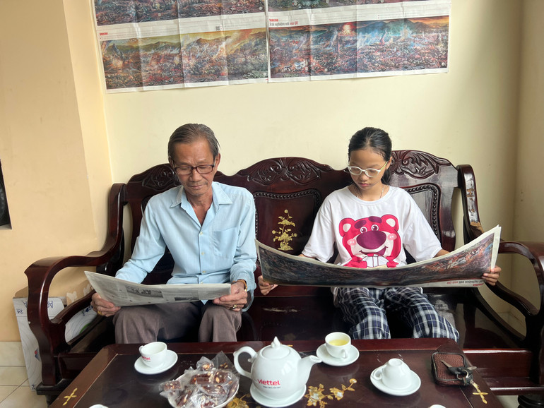 Những bạn đọc đầu tiên tại thành phố Bến Tre đến nhận phụ san Panorama “chiến dịch Điện Biên Phủ”.