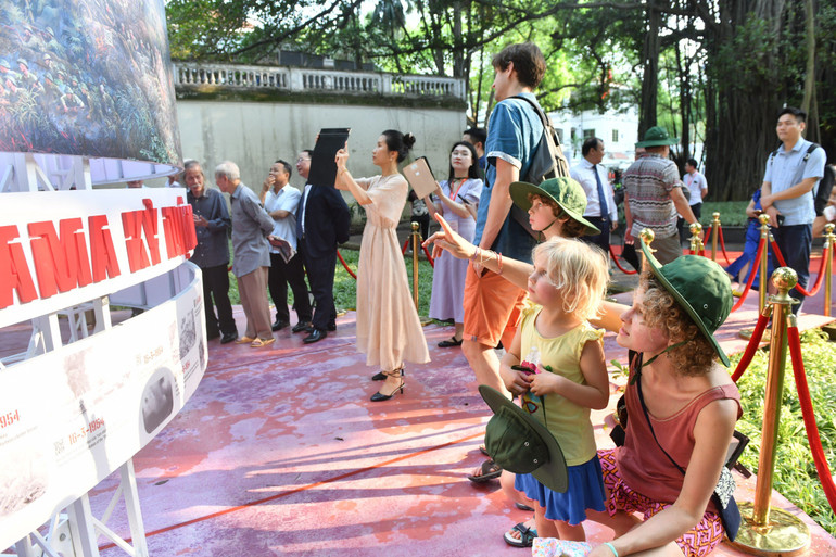 Du khách thích thú khi được thưởng thức tác phẩm.