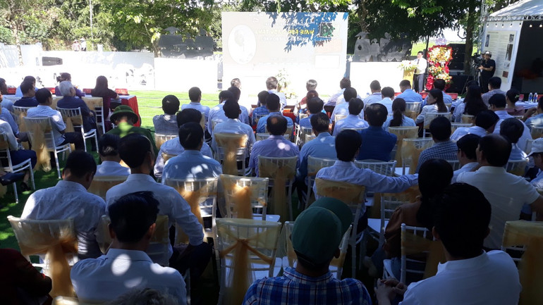 Quang cảnh buổi khai mạc triển lãm tranh của họa sĩ Lê Bá Đảng.