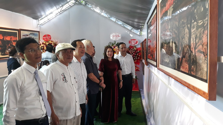 Lãnh đạo tỉnh, các sở, ngành, địa phương và du khách xem tranh của họa sĩ Lê Bá Đảng tại triển lãm.