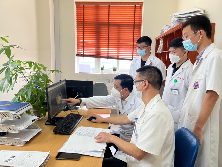 Các bác sĩ hội chẩn trước phẫu thuật. Các bác sĩ hội chẩn trước phẫu thuật.