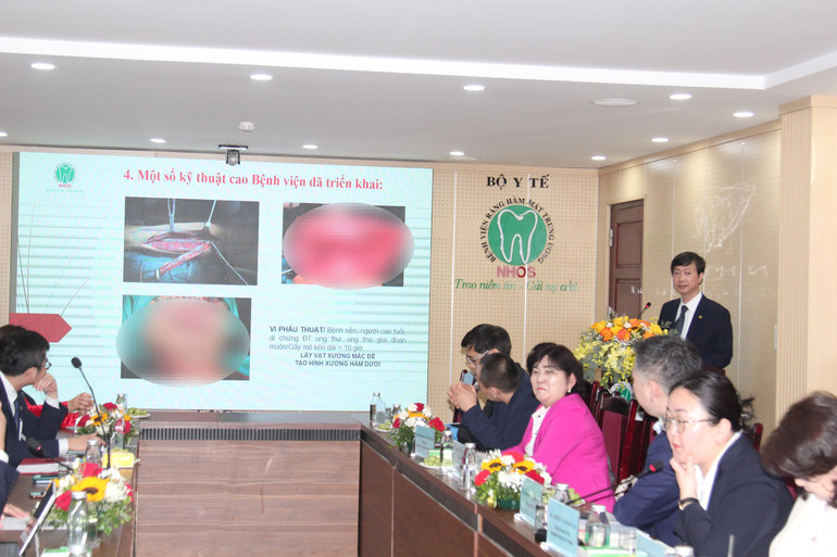 Phó Giáo sư, Tiến sĩ Nguyễn Quang Bình, Phó Giám đốc Bệnh viện báo cáo kết quả hoạt động tại bệnh viện.