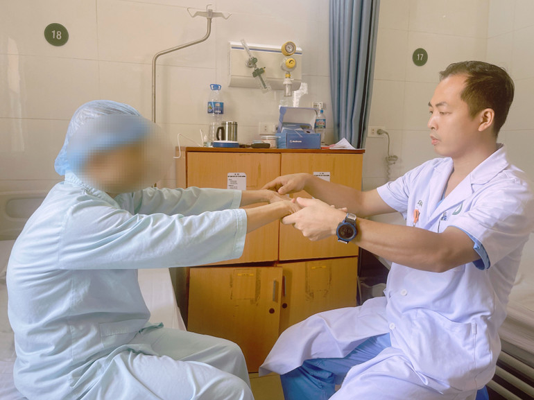 Bệnh nhân đã không còn tình trạng run rẩy như trước phẫu thuật. Bệnh nhân đã không còn tình trạng run rẩy như trước phẫu thuật.