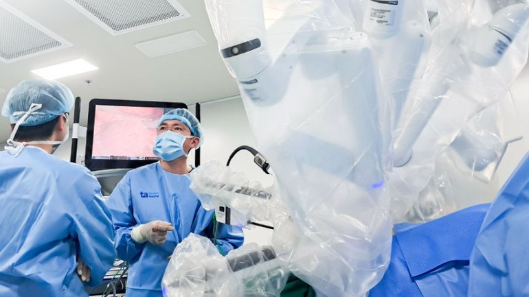 Các bác sĩ tiến hành phẫu thuật.