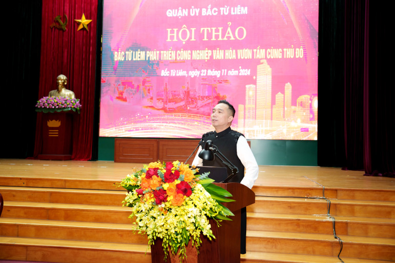 Nhà thiết kế Đỗ Trịnh Hoài Nam phát biểu.