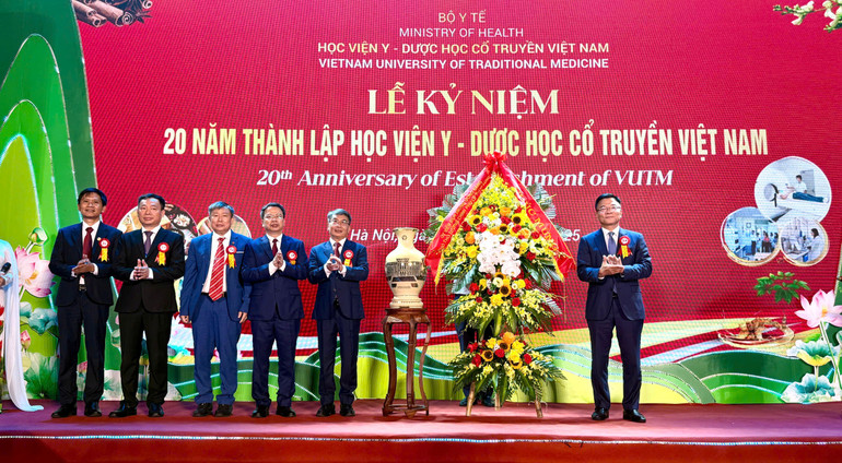 Phó Thủ tướng Chính phủ Lê Thành Long chúc mừng 20 năm thành lập học viện (2005-2025) và 55 năm truyền thống của Học viện Y-Dược học cổ truyền Việt Nam (1971-2025).