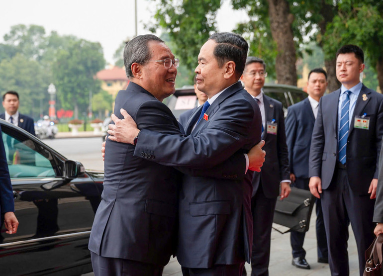 Chủ tịch Quốc hội Trần Thanh Mẫn vui mừng chào đón Thủ tướng Trung Quốc Lý Cường. (Ảnh: DUY LINH)