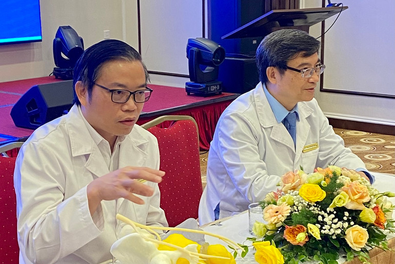 Giáo sư Trần Trung Dũng và Phó Giáo sư Phạm Đức Huấn đang trao đổi về phương án phẫu thuật cho ca bệnh.