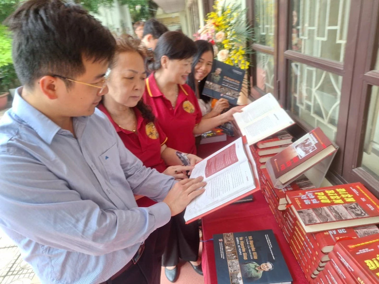 Các đại biểu bên những trang viết của cuốn sách Điện Biên Phủ.