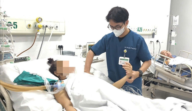 Sau điều trị, tình trạng nhiễm trùng của bệnh nhân ổn định nhưng liệt tứ chi cải thiện chậm. Sau điều trị, tình trạng nhiễm trùng của bệnh nhân ổn định nhưng liệt tứ chi cải thiện chậm.